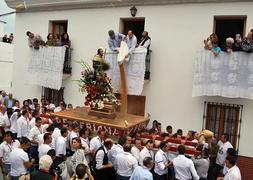 Los vecinos depositan el trigo desde los balcones.:: Eugenio Cabezas