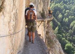 Excursionistas por el estrecho sendero, que carece de pasamanos.:: SUR