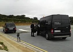 Los servicios funerarios, en el momento del traslado del cuerpo a Málaga. / V. Melgar