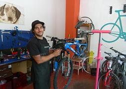 Alejandro Andrés Alcojor, en su taller del barrio de Huelin. F. Gutiérrez