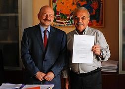 Mojtaba Karimi muestra la sentencia, acompañado de su abogado, Francisco Galán Palmero . ::SUR