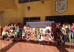 La comunidad educativa del instituto en la protesta hoy en el centro de Rincón de la Victoria. :: E. C.