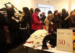 Las rebajas comienzan este lunes. / SUR