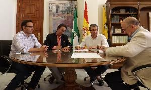 El alcalde, Francisco Salado, firma la cesión de los locales