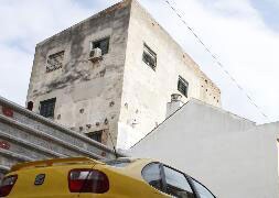 El bloque afectado está contiguo al antiguo edificio de la Cruz Roja, ahora abandonado :: Álvaro López