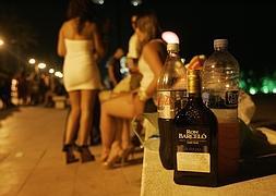 Jóvenes bebiendo en el paseo marítimo de Los Álamos. :: YHASMINA GARCÍA