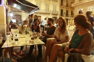 Jóvenes bebiendo en una terraza de la plaza Mitjana. :: YHASMINA GARCÍA