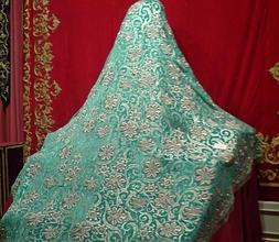 El manto que Anita Delgado regaló a la Patrona, bordado en plata sobre terciopelo turquesa. :: SUR