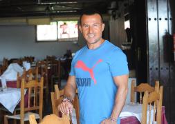 Castellanos, en el restaurante D'María de Marbella, escenario de algunas anécdotas de su libro. :: Josele-Lanza