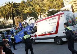 Momento en que la Policía Local y los servicios sanitarios actúan tras el accidente de la carroza La Estrella, al fondo de la imagen. :: Álvaro Cabrera