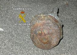 Encuentran una granada de mortero de la Guerra Civil en una playa de Torrox