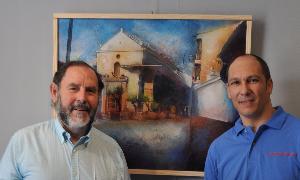 Evaristo Guerra y Rafael Moreno Mata posan junto a la obra ganadora