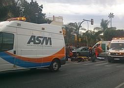 Heridas dos personas tras una colisión entre un coche y una moto en la avenida de Valle Inclán