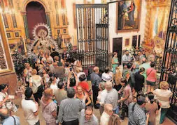 Las iglesias, como esta de los Mártires, capillas y casas hermandad registraron ayer grandes afluencias de personas. ::ÑITO SALAS