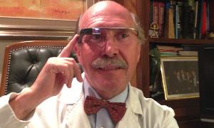 El doctor M. Marcos muestra la Google Glass