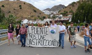 Manifestación en Álora para reivindicar un nuevo puente sobre el Guadalhorce