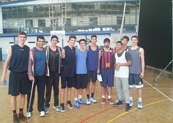 Óscar Lisbona, segundo por la izquierda, en una imagen en la que también aparece Juan Carlos Navarro.