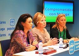 Margarita Del Cid, Celia Villalobos y Carolina España, esta mañana. / A. M. Romero