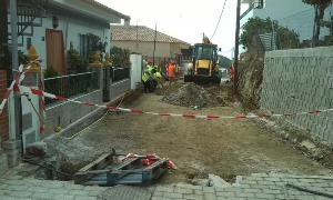 Obras que se están llevando a cabo en la calle Albahaca en Benagalbón