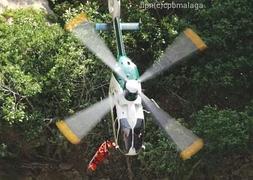 Uno de los helicópteros desplazados para rescatar a la víctima, un marbellí de 37 años. :: Vídeo: Vanessa Melgar