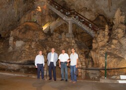 La Cueva de Nerja culmina la retirada de la grada metálica instalada en la sala del Ballet en los años 70