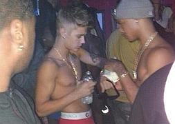 Justin Bieber presume de abdominales en un club de streaptease