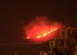 El fuego se podía ver desde diversos puntos de la provincia. :: Juan Arrebola