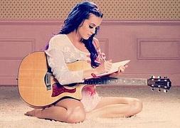 Katy Perry rinde homenaje vía Twitter a una joven fan fallecida por un cáncer