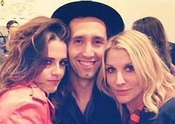Kristen Stewart posa con el estilista Adir Abergel y la maquilladora Jillian Dempsey. / Instagram