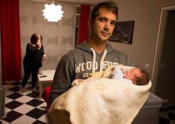Miguel Benítez, con su hijo Ezequiel. :: Ñito Salas