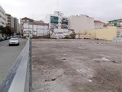 El solar para las VPO ha sido vallado recientemente. :: F. González