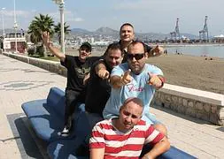 Germán Coppini, al fondo, en el paseo marítimo de Huelin con los músicos de Néctar el pasado octubre. / R. C.