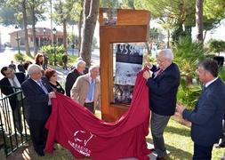 Los descubridores descubren el monumento instalado junto a la cavidad por la que accedieron por primera vez a la cueva.:: Eugenio Cabezas
