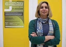 Anabel Cerezo, ayer, en la Facultad de Derecho, donde tiene su despacho. :: Salvador Salas