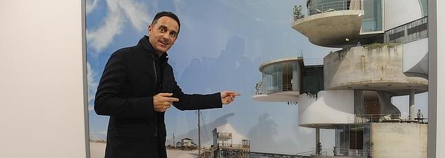 Dionisio González posa junto a una de las fotografías de la serie ‘Dauphin Island’ (2011-2012). :: Josele-Lanza