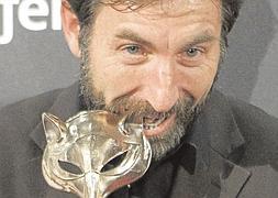 Antono de la Torre, con su premio Feroz al mejor actor por ‘Caníbal’. :: Fernando Alvarado. EFE