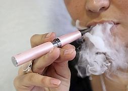 Expertos denuncian el vacío legal, que provoca que estos cigarros se vendan sin control sanitario. :: AFP