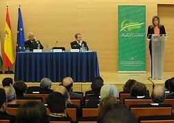 Díaz interviene ante la mirada del expresidente de la Junta Rafael Escuredo y el presidente del Consejo Consultivo, Juan Cano. :: Josele-Lanza
