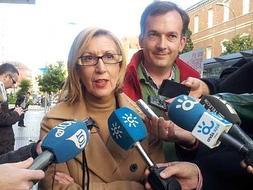 Rosa Díez y Martín de la Herrán atendiendo a los medios de comunicación. :: Yhasmina García
