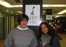 Bárbara Balloqui y Paula Carratalá, organizadoras del Cacharrete Market, con el cartel de esta edición.:: I. M.