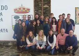 Foto de familia de los estudiantes con el alcalde de Macharaviaya. :: E. Cabezas