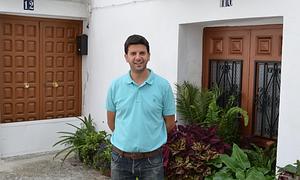 José Antonio Gutiérrez, en una calle del municipio de Sedella. :: E. Cabezas