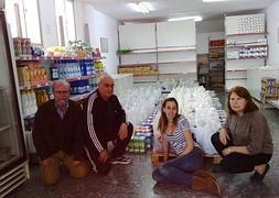 Voluntarios del economato social, en las instalaciones. / E. CABEZAS