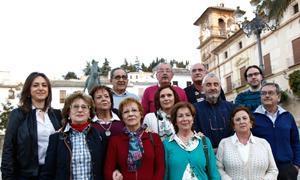 Una representación de los socios de la cooperativa sin ánimo de lucro junto a los dos jóvenes que ya trabajan para el fin.::Antonio J. Guerrero