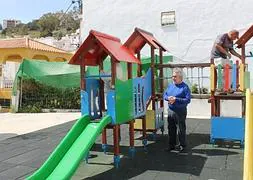 El alcalde, Francisco Muñoz, supervisa los trabajos. / E. CABEZAS