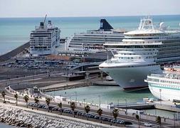 El puerto de Málaga presenta este aspecto tras la llegada de los cruceros. :: Ñito Salas
