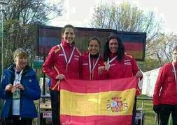 Ortega, Cantero y Palacios, esta mañana en el podio de Budapest. / SUR