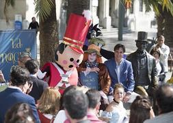 El Sombrerero Loco, junto al libro de La Noche en Blanco en la estatua de Christian Andersen. ::Ñito Salas