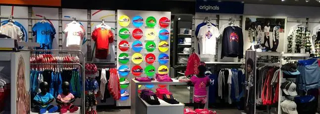 tela aeronave Tomar represalias Adidas abre una tienda en el centro comercial Miramar de Fuengirola |  Diario Sur