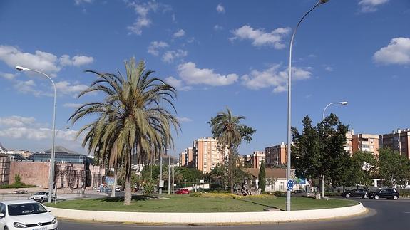 La glorieta en cuestión, que conecta las calles Simón Bolívar y Luis Buñuel, junto al Centro Comercial Rosaleda.